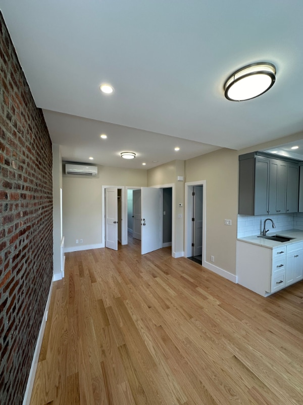 Building Photo - 290 Clifton Ave