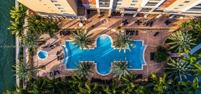 Foto del edificio - 17145 N Bay Rd