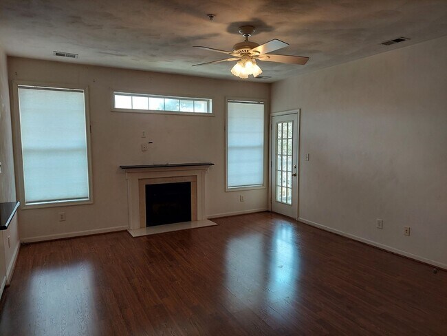 Foto del edificio - 1061 Grand Oak Ln