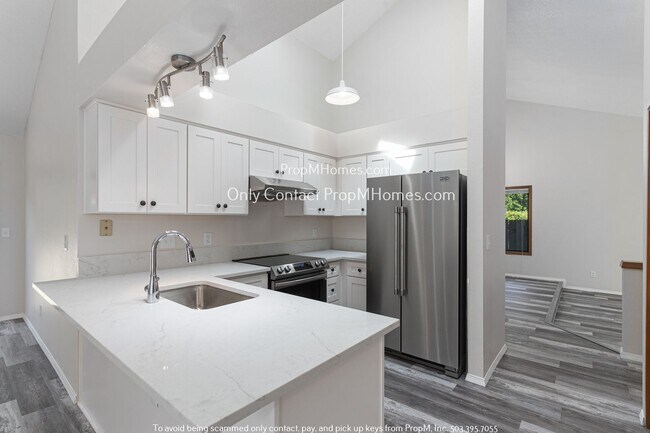 Building Photo - Updated Three Bedroom Home in SW Tigard!