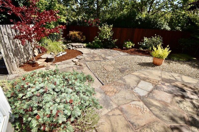 Building Photo - 813 Vineyard Pl