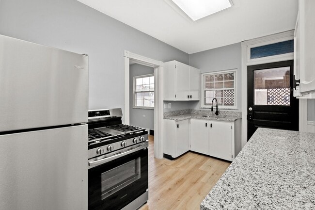 Stunning 3 bedroom home in McKees Rocks available May 15! - Stunning 3 bedroom home in McKees Rocks available May 15!