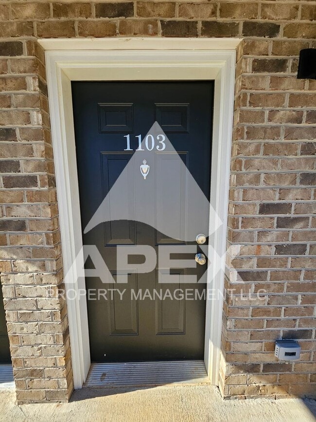 Building Photo - AVALON TOWNHOMES – LIKE NEW - 2 Bd/2.5 Ba Townhome off Topside Road with convenient access to Mar...