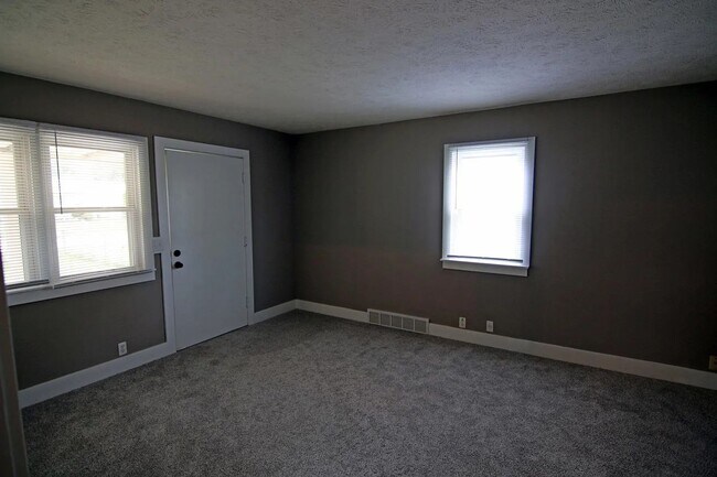 Building Photo - Omaha Ranch Home For Rent