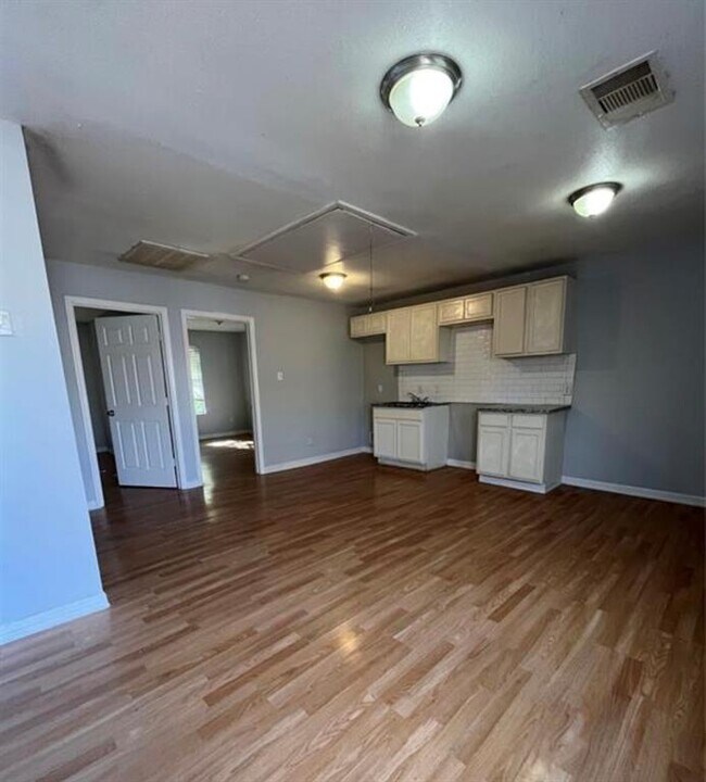 Building Photo - 5142 Higgins St