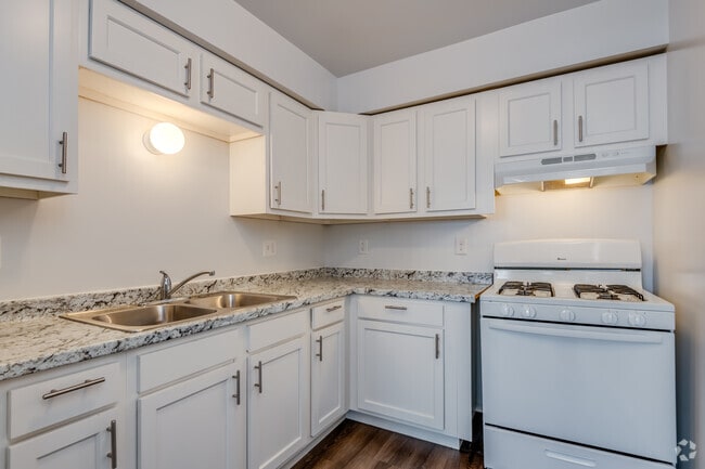 2 BR, 1 BA - 850SF - 2920 W Highland Blvd
