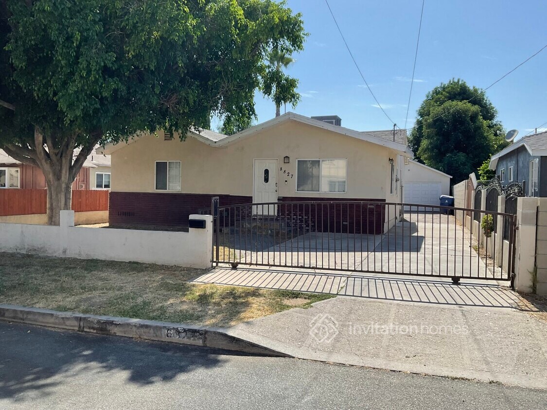 Foto principal - 8827 Darby Ave