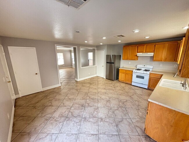 Foto del edificio - Gorgeous 3Bed/2.5Bath/2Car, 2-Story Home located in the East part of the valley