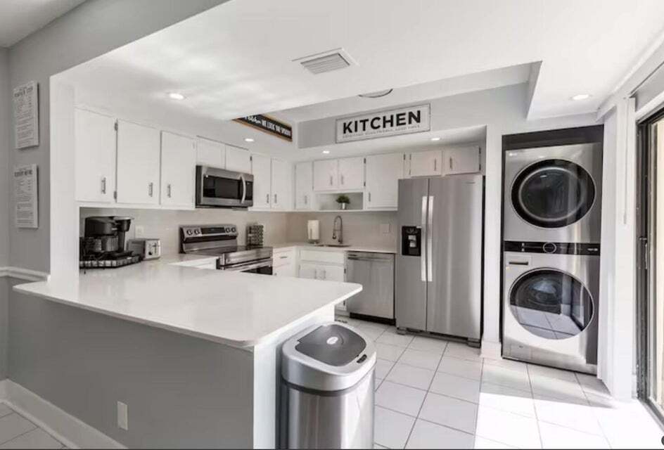 Primary Photo - 1630 Shaker Cir