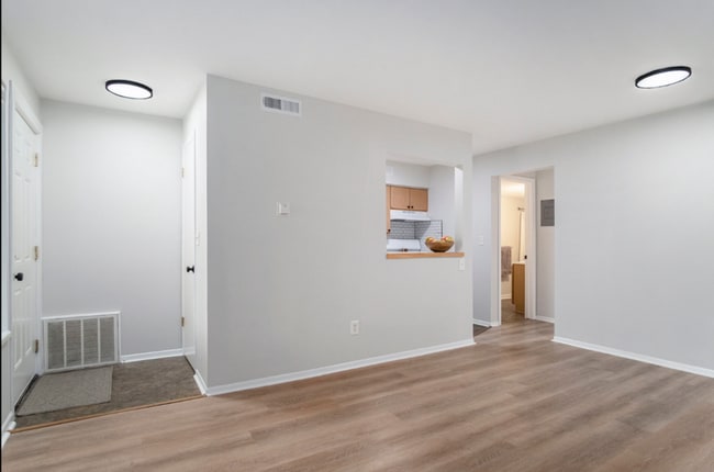 Building Photo - 2727 Madelyn Dr SW