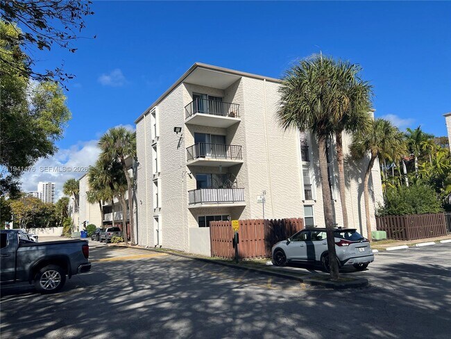 Foto del edificio - 6900 N Kendall Dr