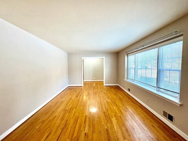 Foto del edificio - 11011 Pennway Dr