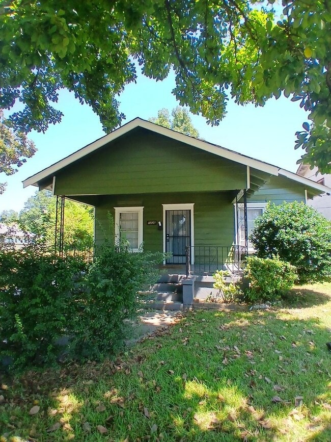 Charming 3 bedroom 1 bath home - - Charming 3 bedroom 1 bath home -