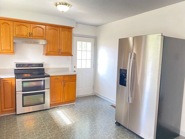 Foto del edificio - 3 Acres in Sango! All Brick House with Unf...