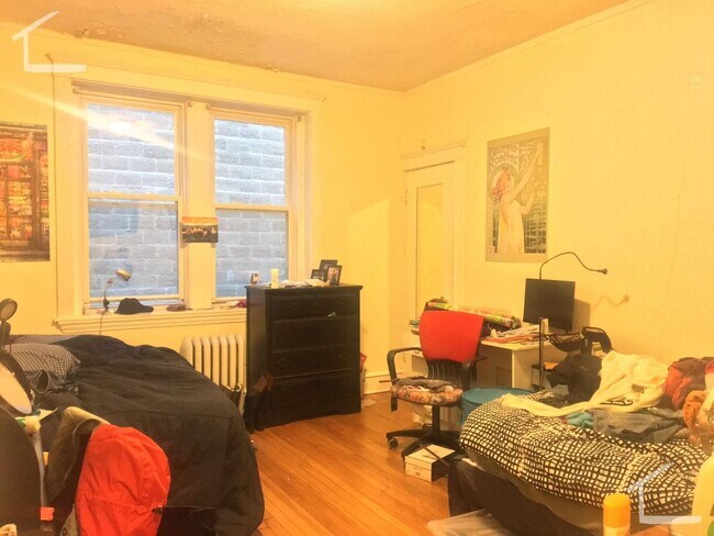 Foto del edificio - Great location in Brookline for BU... 2 bed 1 bath!!