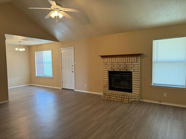 Foto del edificio - New Flooring and Paint