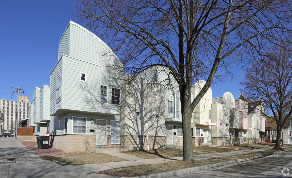 Building - Venice Court