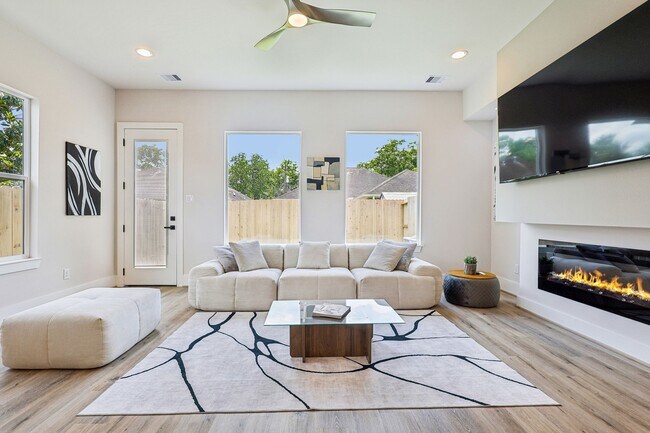 Foto del edificio - 3722 Nathaniel Brown St
