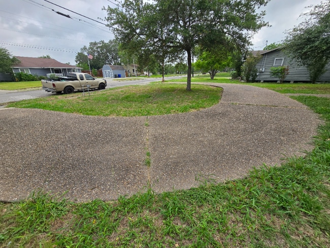 Building Photo - 425 Eldon Dr