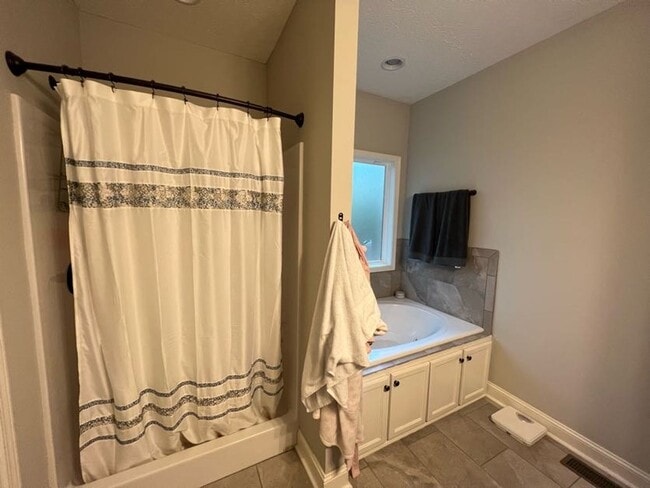 Building Photo - Gorgeous updated 4 bedroom duplexes in Downs Way Neighborhood
