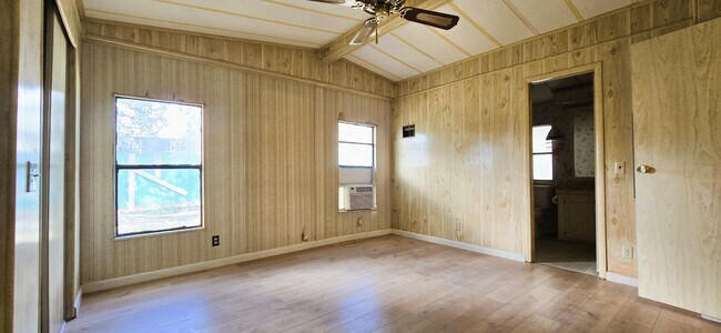 Building Photo - 105 Carver St