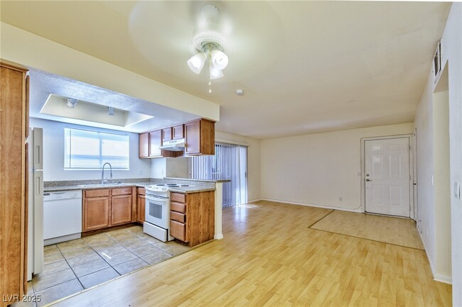 Foto del edificio - 7200 W Pirates Cove Rd