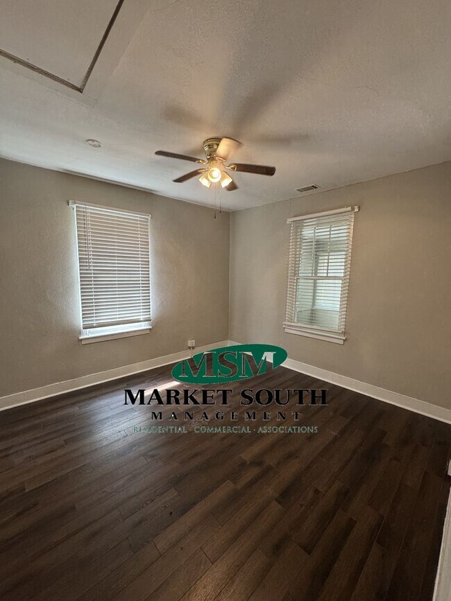 Foto del edificio - CUTE MIDTOWN BUNGALOW- AVAILABLE NOW!