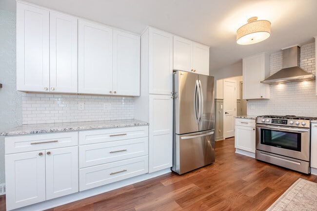 Building Photo - 245 Birch Ln