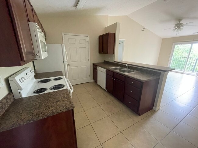 Kitchen - Park Place On Chauncey Apartments