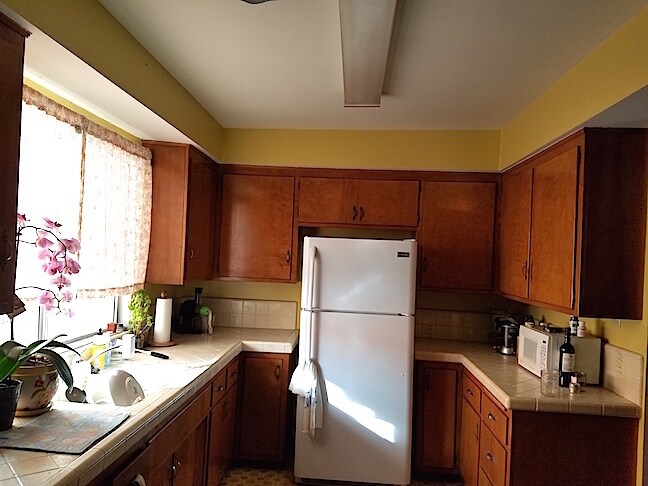 Kitchen - 1851 N Wilton Pl