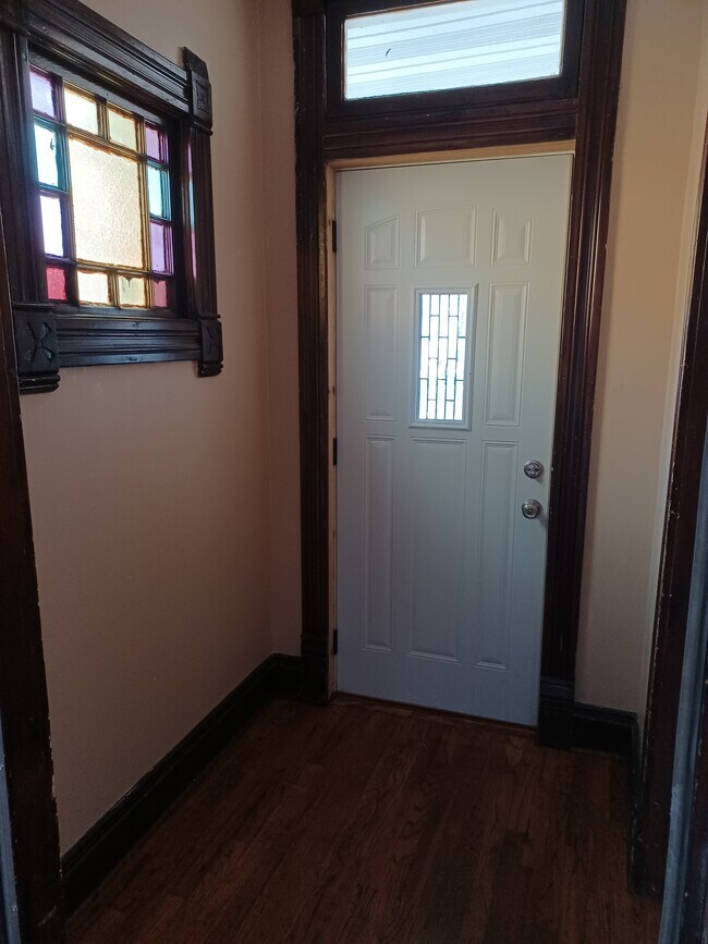 front entrance - 815 W Oakland Ave