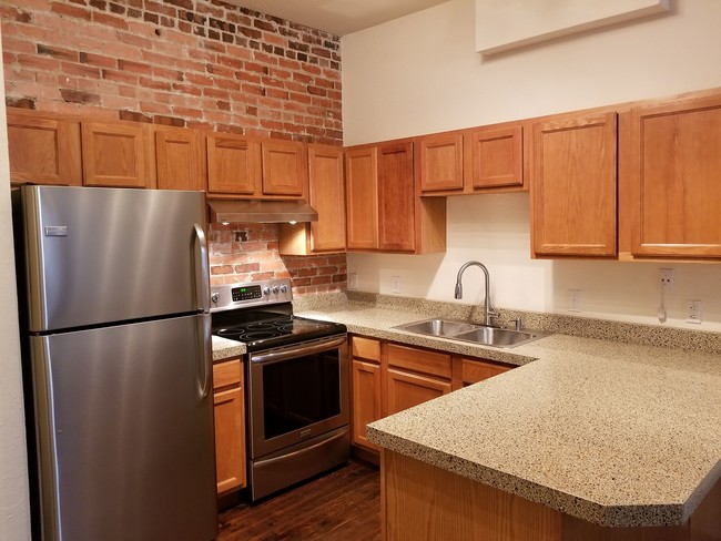 Granite countertops and new SS appliances. - 304 N Front St