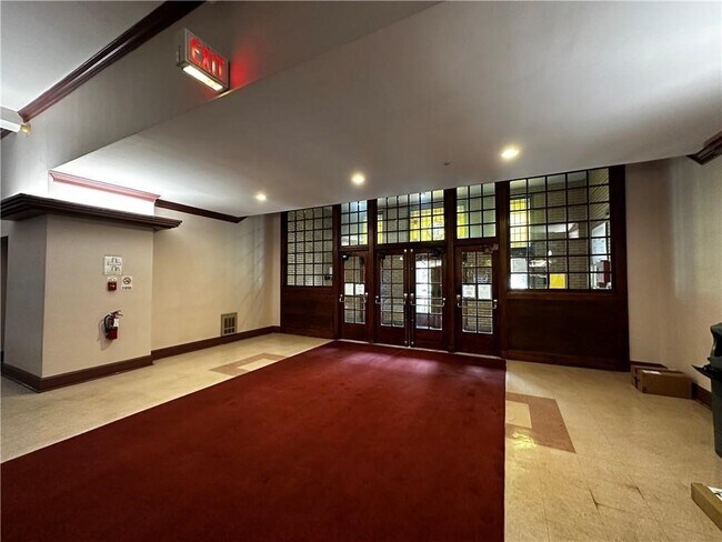 Building Photo - 409 La Grange Ave