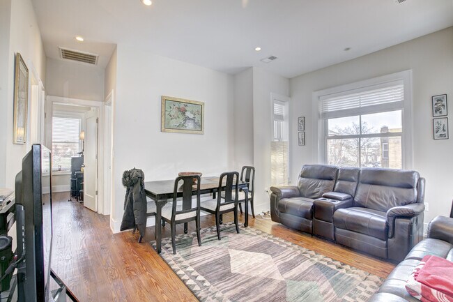 Foto del edificio - Stunning Two Bedroom in Capitol Hill!