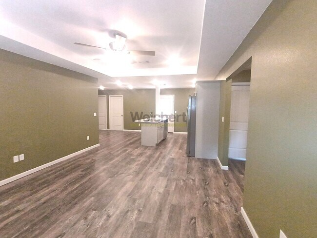 Building Photo - Modern 4Bed/2Bath house with fenced backyard and garage
