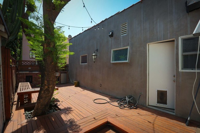 Foto del edificio - 7557 Romaine St