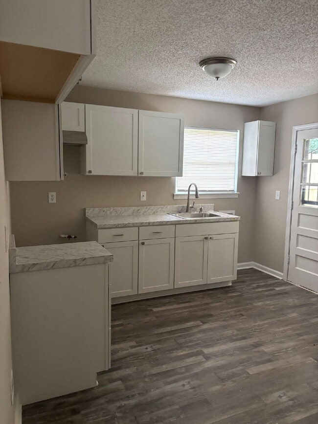 Building Photo - "Charming 3-Bedroom Retreat on Suncrest Drive with Gleaming Hardwood Floors!"