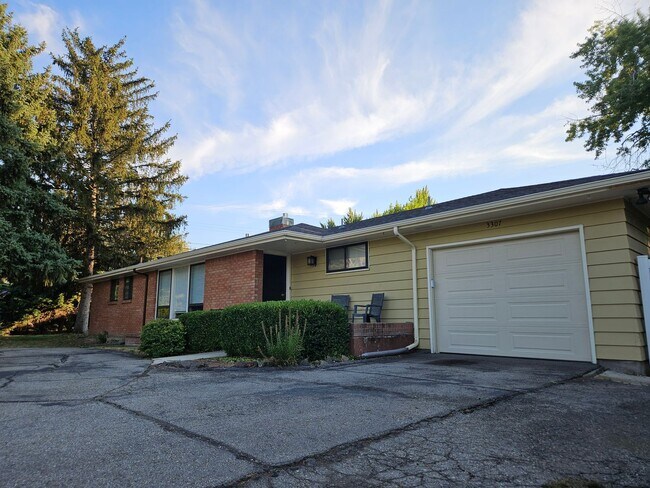 Foto del edificio - Fully Furnished Mid Century Charmer- month to month/midterm/short term, 3 bedrooms, highly desira...