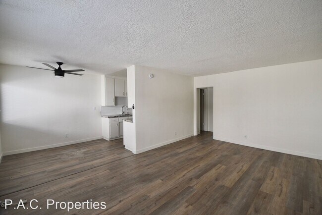Building Photo - 1 br, 1 bath Apartment - 5922 Woodman Aven...