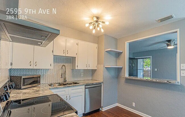 Foto del edificio - Stunningly Remodeled 3-Bedroom Home on a C...