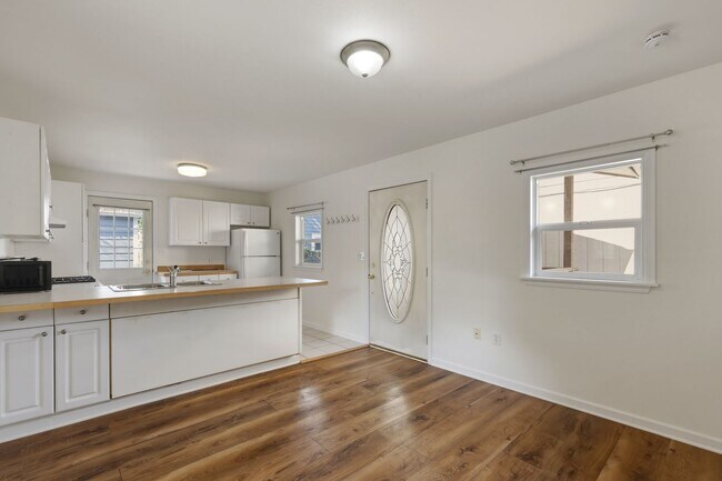 Foto del edificio - Fantastic location, move in ready! 1 bed, one bath, HUGE kitchen!
