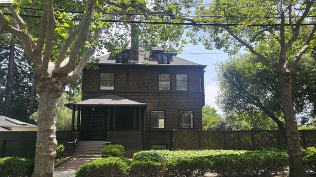 Building Photo - 2058 Oakland Ave