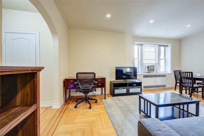 Foto del edificio - 108-25 72nd Ave