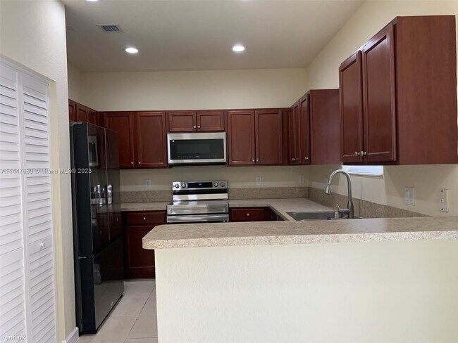 Building Photo - 3 br, 2.5 bath Townhome - 15431 SW 119th Ter