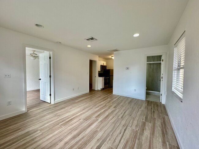 Building Photo - 4241 Tarpon Ave