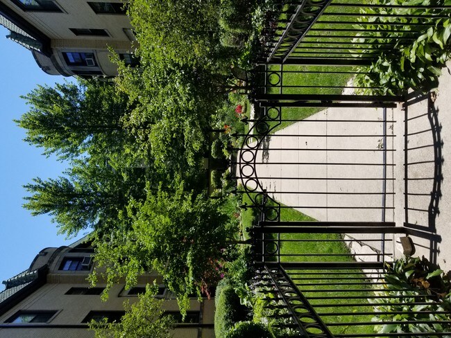 Foto del edificio - 1427 W Summerdale Ave