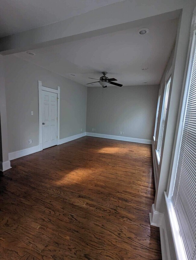 Livingroom - 1003-2 Broadway St