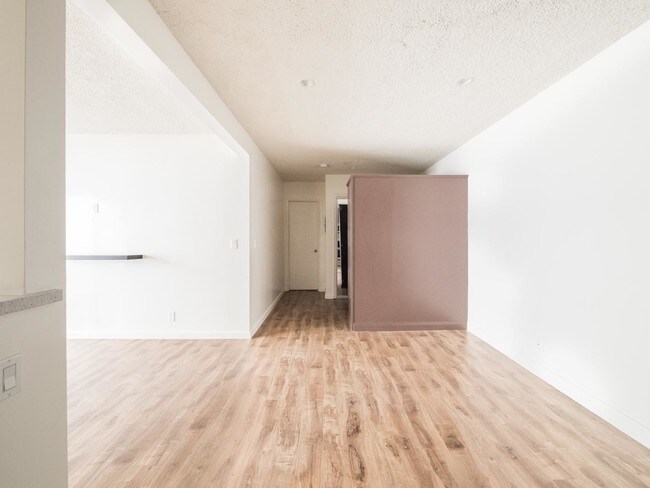 Building Photo - bedroom in Los Angeles CA 90026