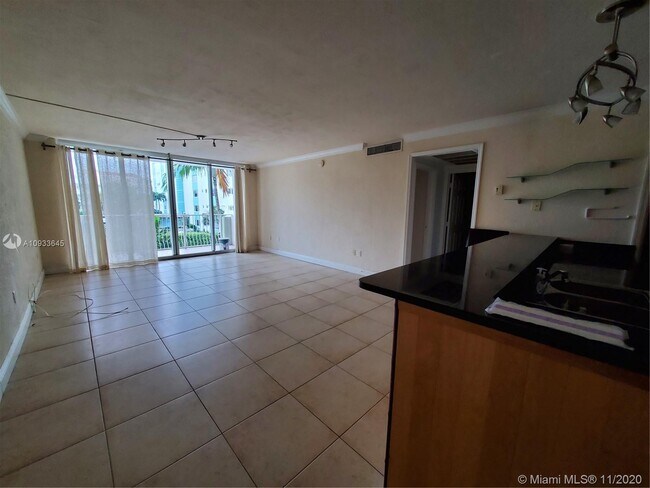 Foto del edificio - 10350 W Bay Harbor Dr