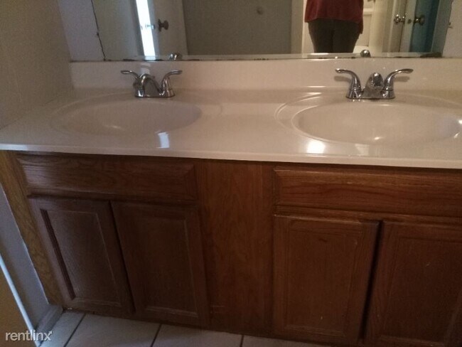 Building Photo - 3 br, 1.5 bath Townhome - 6 Regis Cir